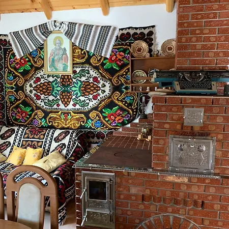 Casa De Pe Sadova (Suceava)